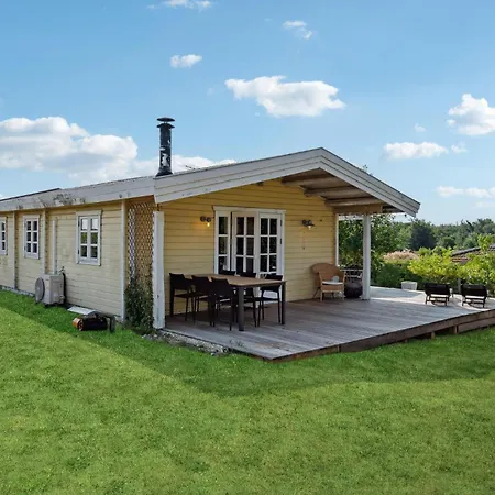 Pet Friendly In With Kitchen Holiday home